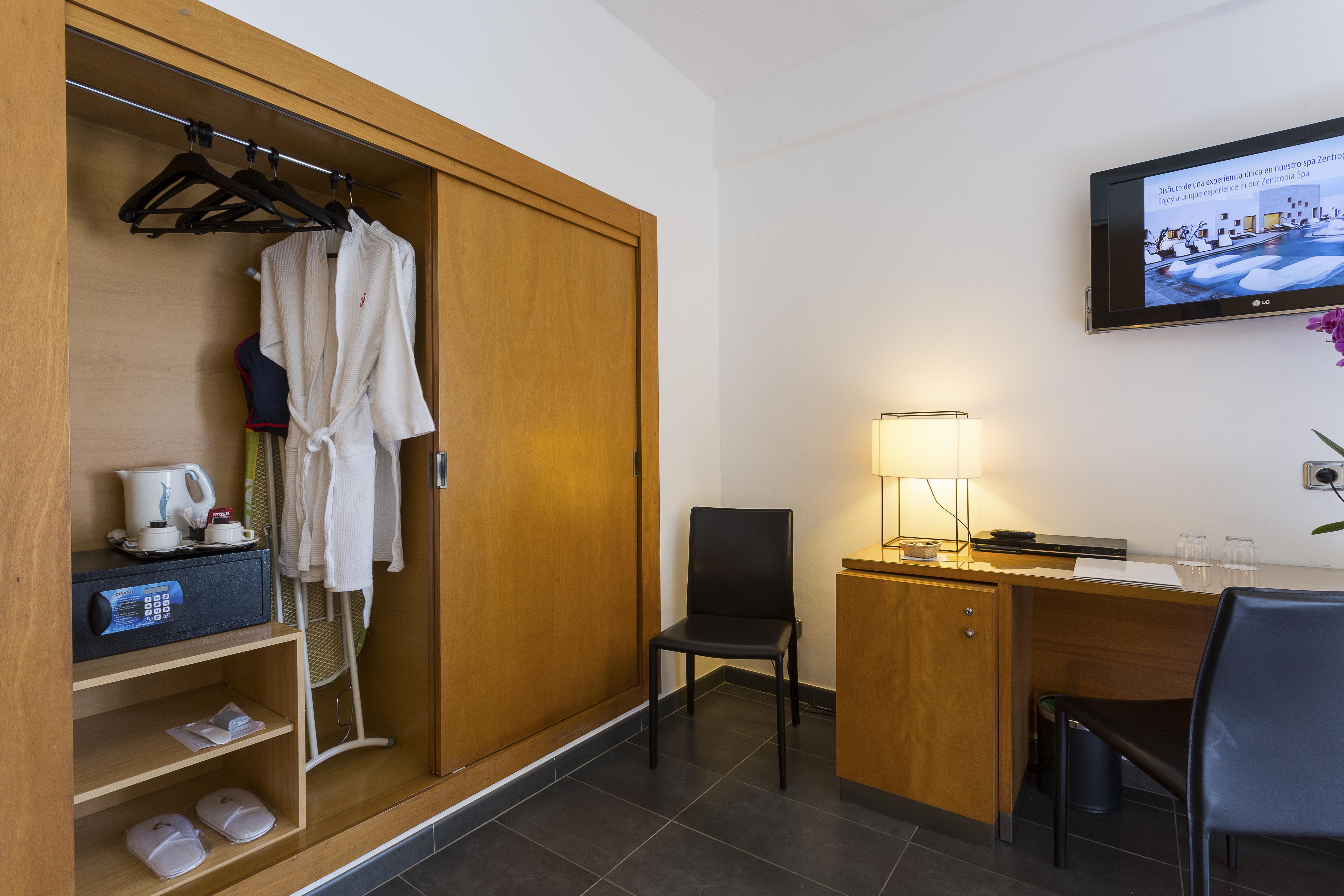 Palladium Hotel Cala Llonga - Adults Only Eksteriør bilde